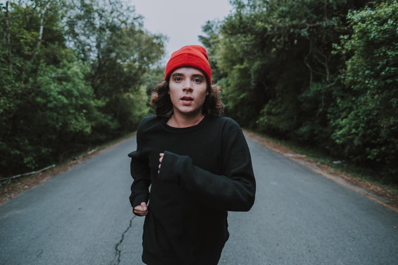 João Figueiredo lança single e clipe de “Abra Os Meus Olhos”