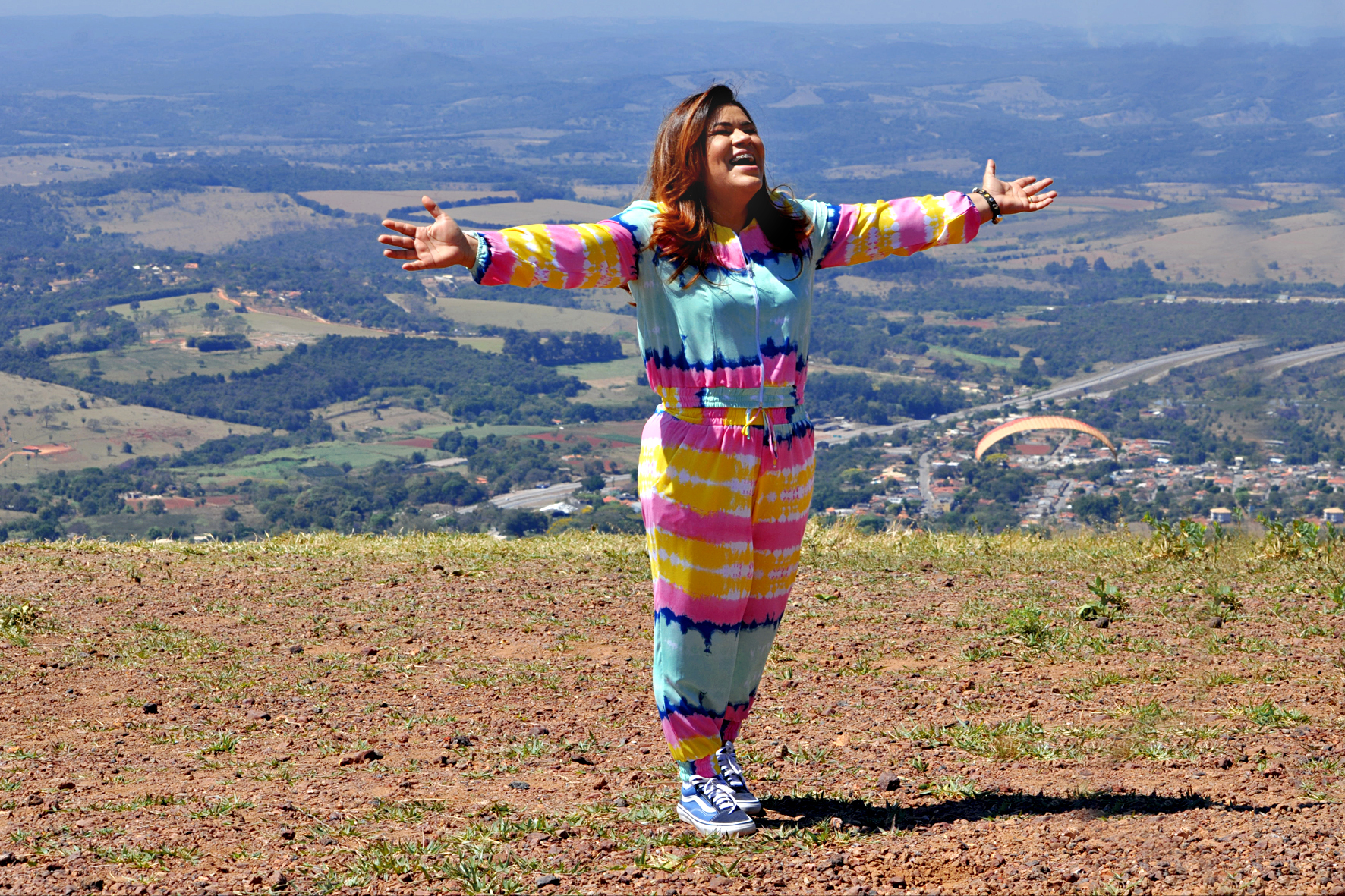 No clipe “Acordei”, Kelen Lobo voa de parapente e declara: “Arrebatador”