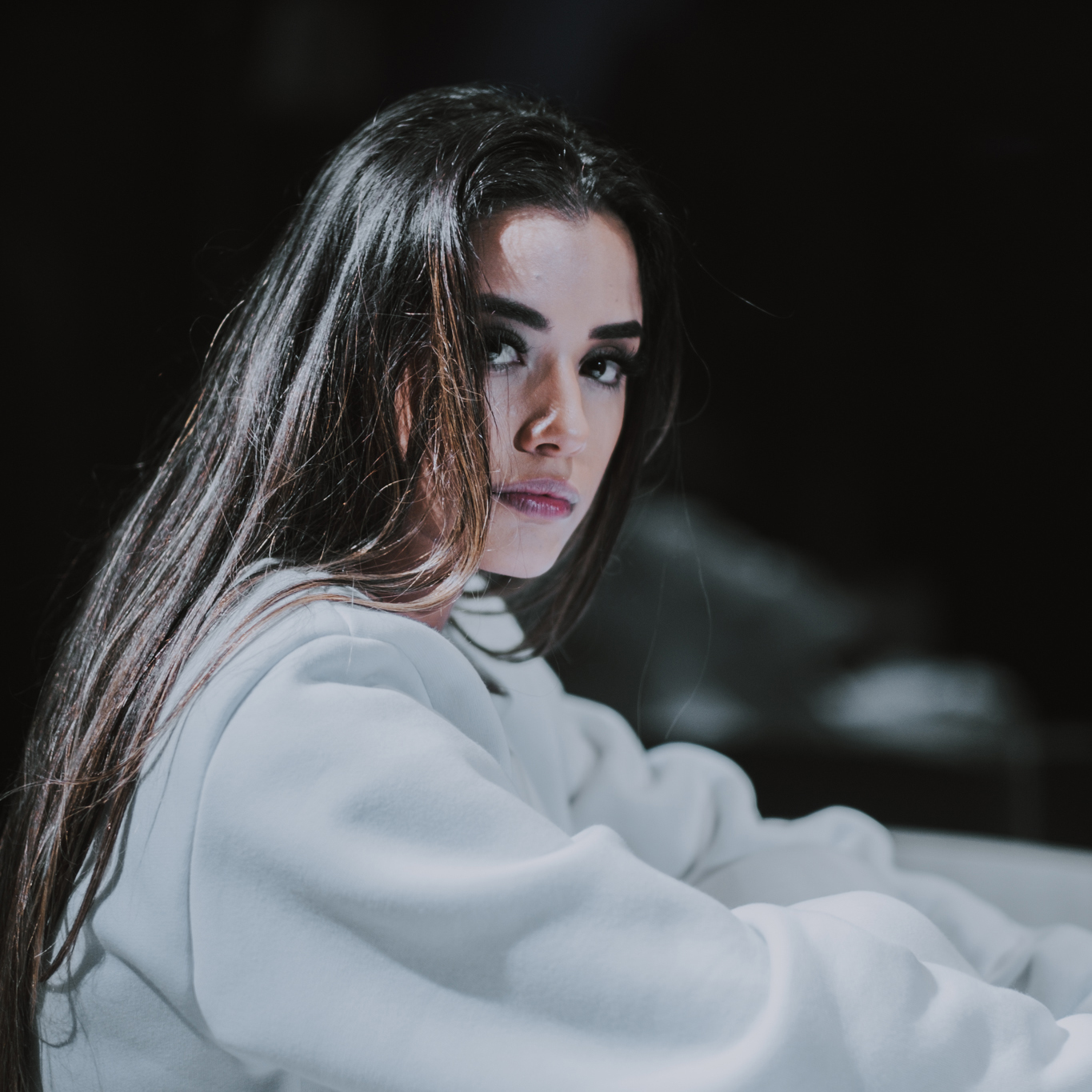 Isadora Pompeo chega à reta final dos lançamentos envolvendo o álbum “Processo”
