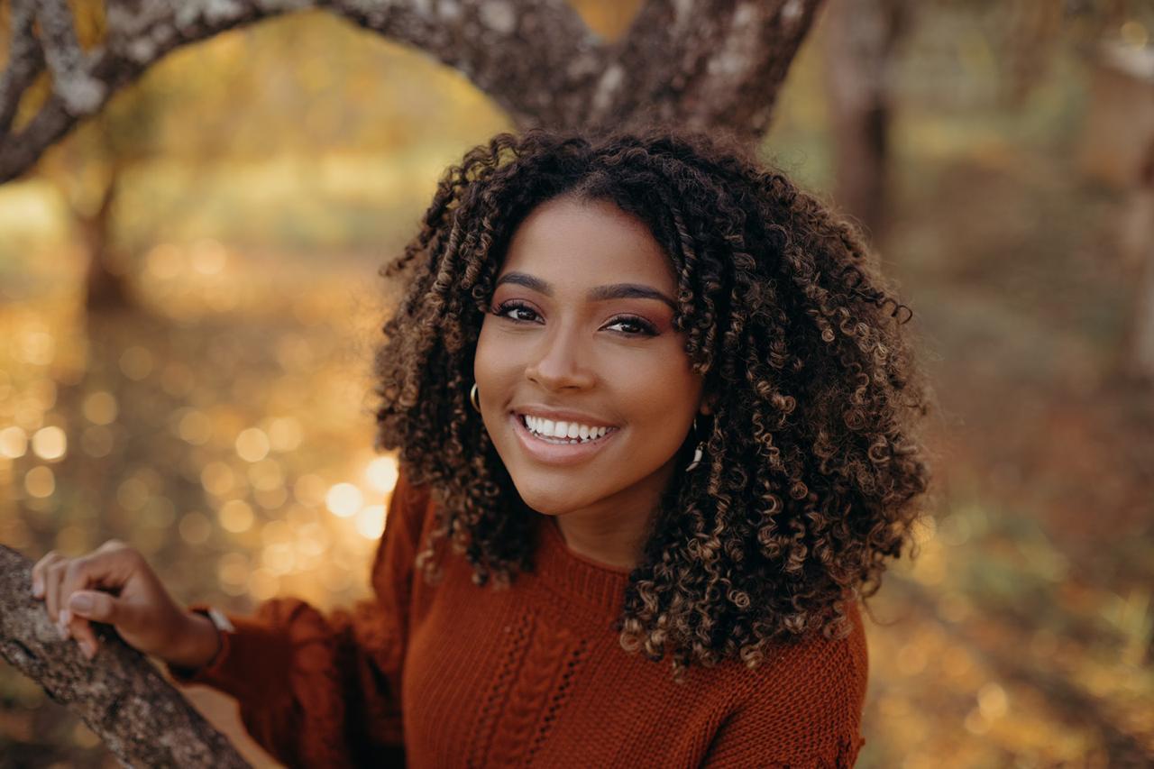 A cantora Gabriela Gomes lança seu novo single e clipe, “Me atraiu”