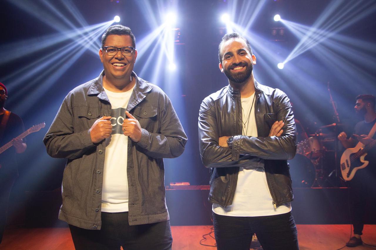 Arthur Callazans e Anderson Freire cantam o sucesso da música “Creo En Ti” em Português