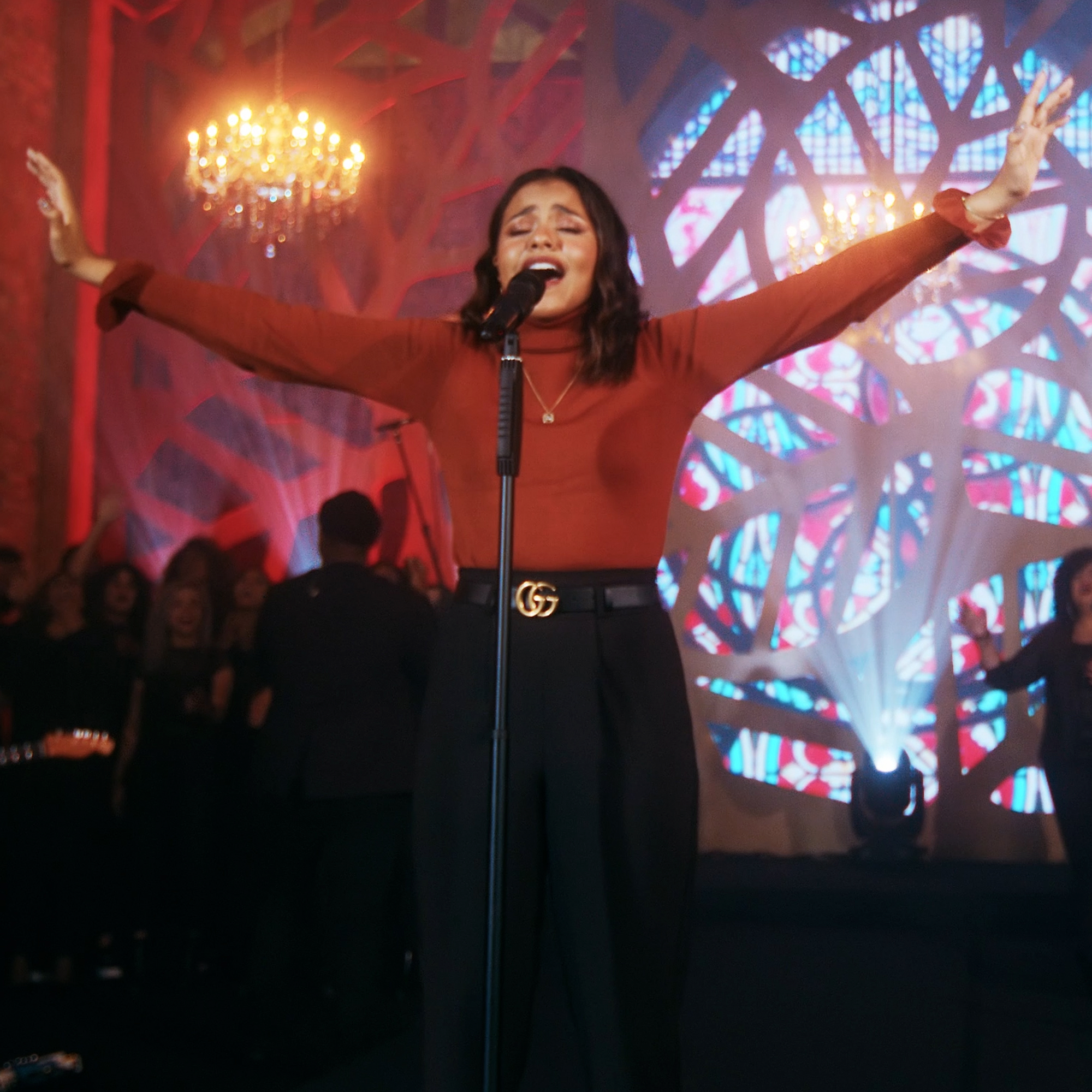 Julia Vitória resgata o clássico “Mais Perto Quero Estar” em seu novo single