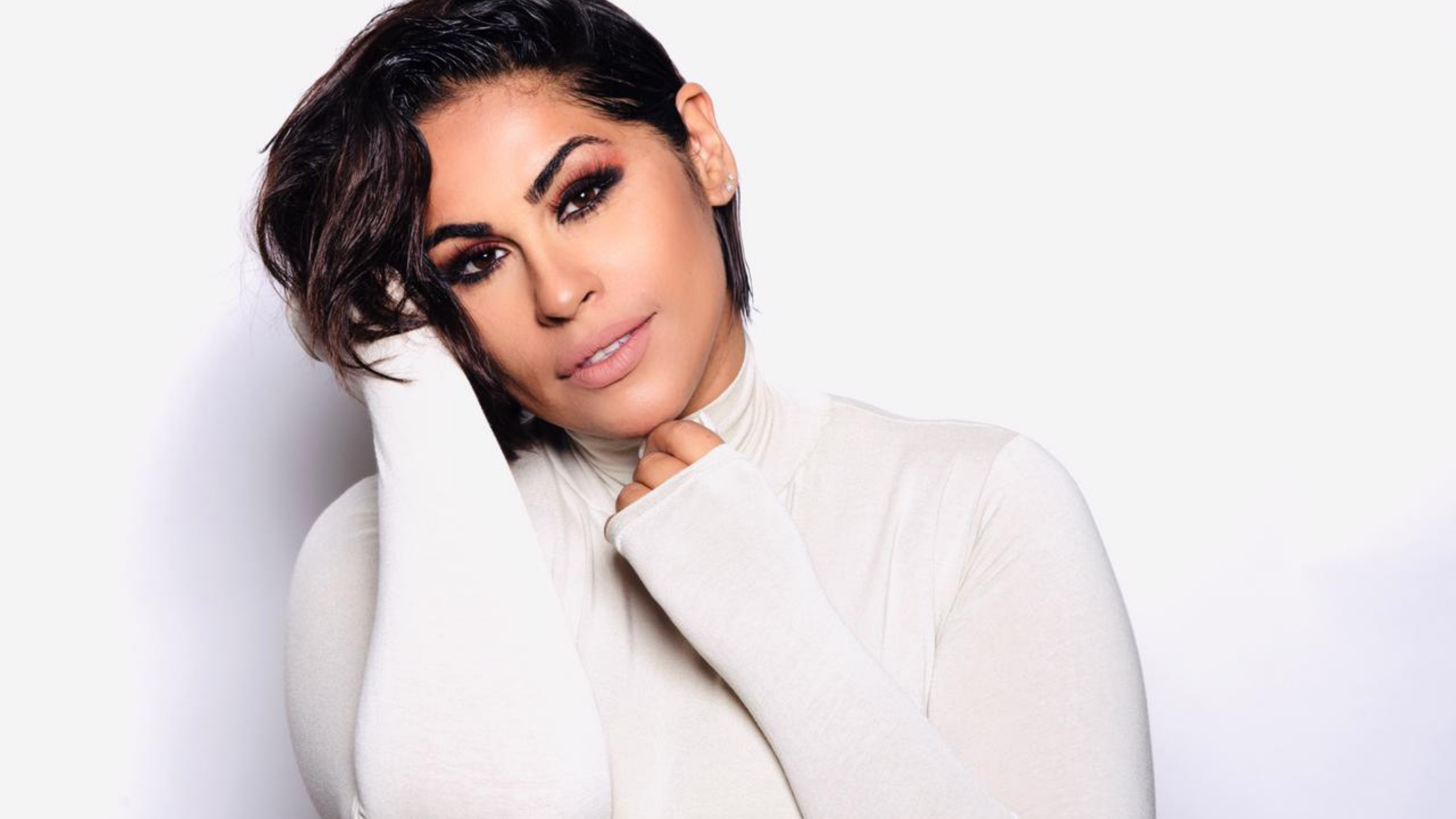 Michelle Nascimento inova em sua nova fase e lança duas versões do clipe “Acalma” seu novo single