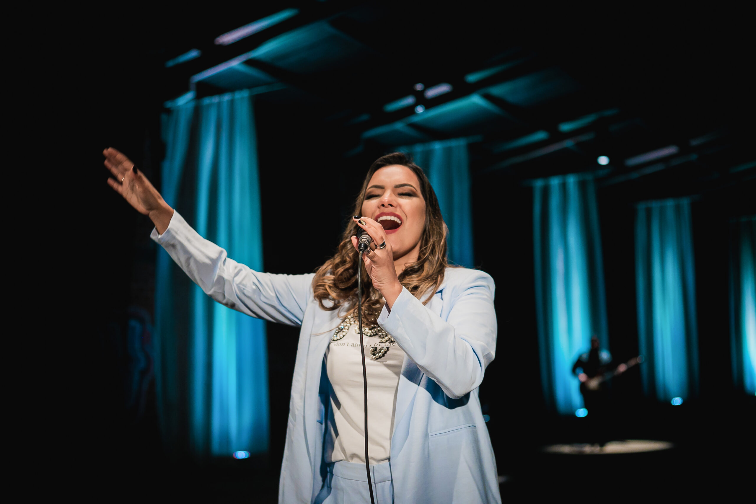 Heloisa Rosa lança a canção “Santo Deus”