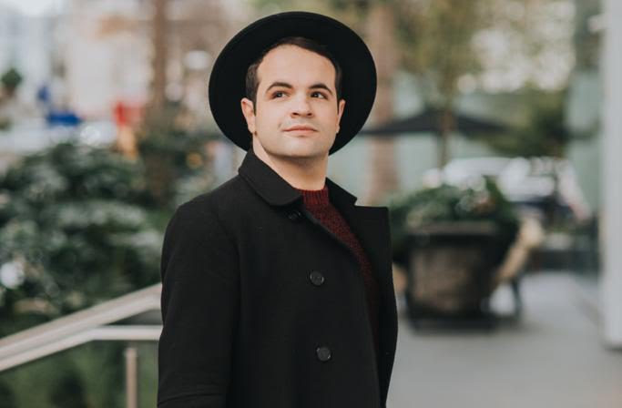 Autor de grandes sucessos do gospel, Eduardo Schenatto lança o single e o clipe “Passe Pela Cruz”