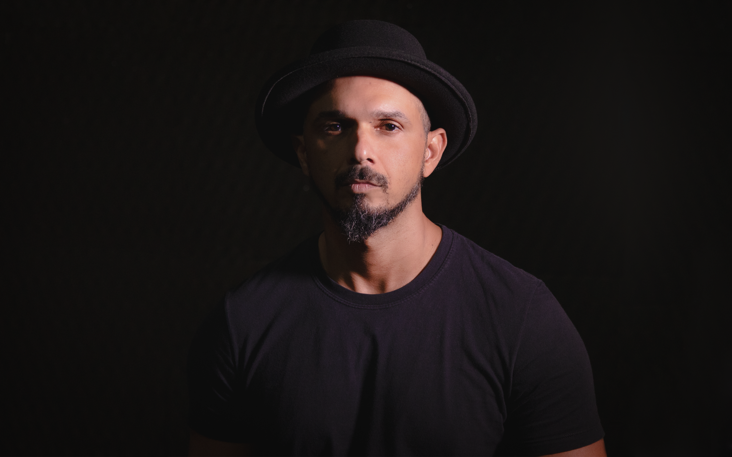 Emerson Bruno retorna às origens no rock and roll com o single “Onde Estão os Ungidos”