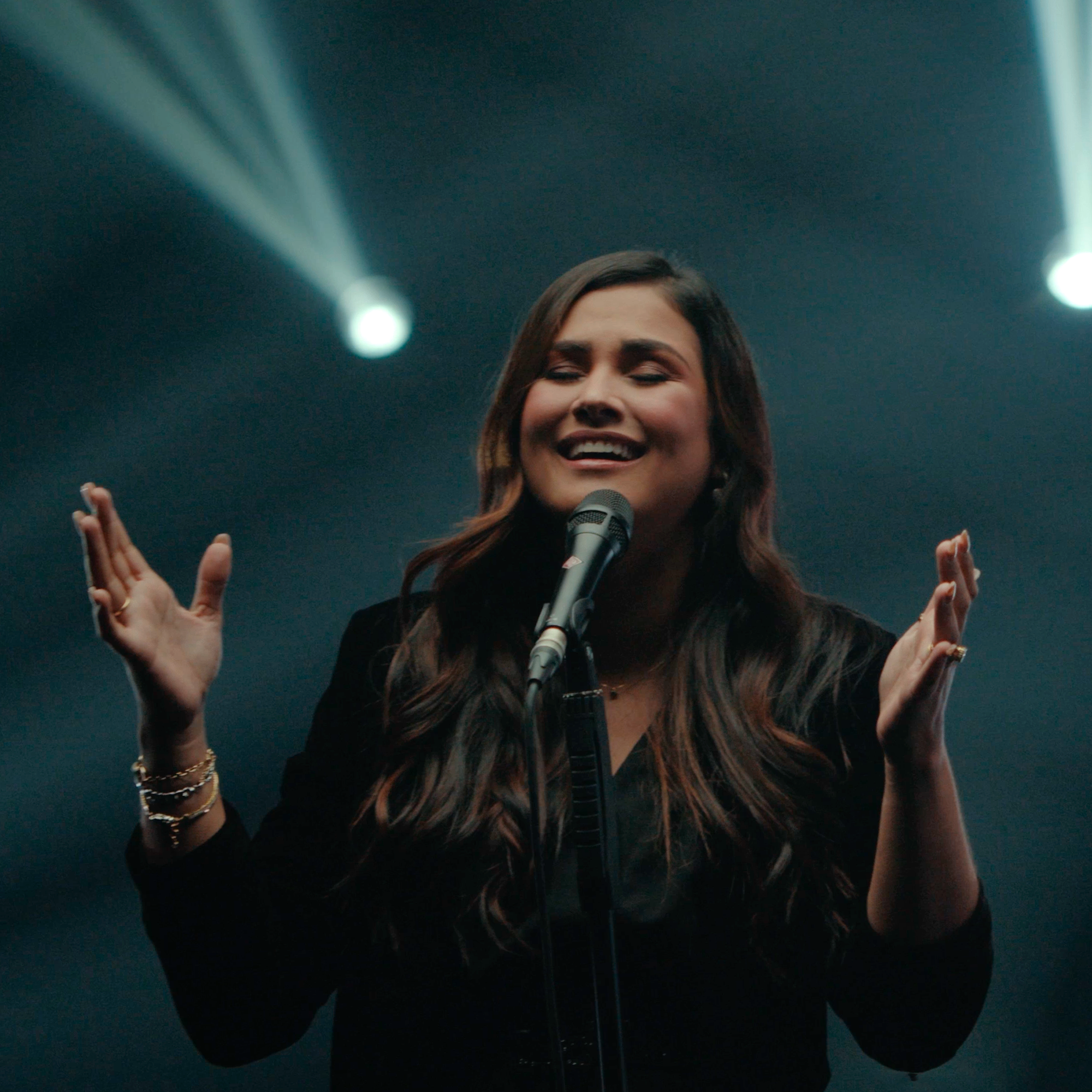 Bruna Olly apresenta o single “100% Homem, 100% Deus”