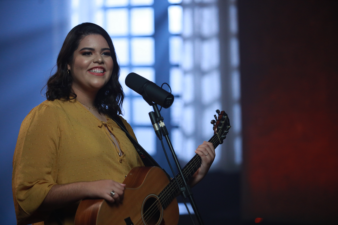 Emily Louise faz sua estreia na cena musical com o single autoral “Eis-me Aqui”