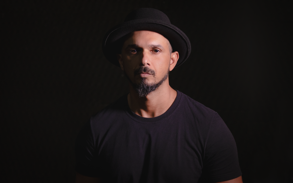 Sem abrir mão do rock, Emerson Bruno lança EP acústico com participação de G.Hoffmam
