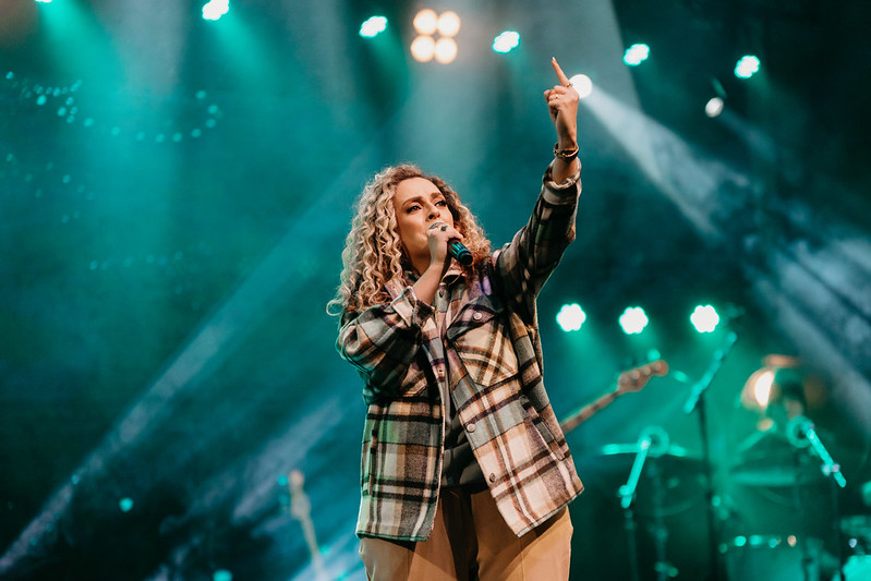 “Basta uma Palavra” é o novo single autoral de Gabi Sampaio