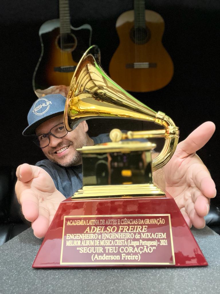 Adelso Freire recebe a estatueta do Grammy Latino pela produção do EP “Seguir Teu Coração”