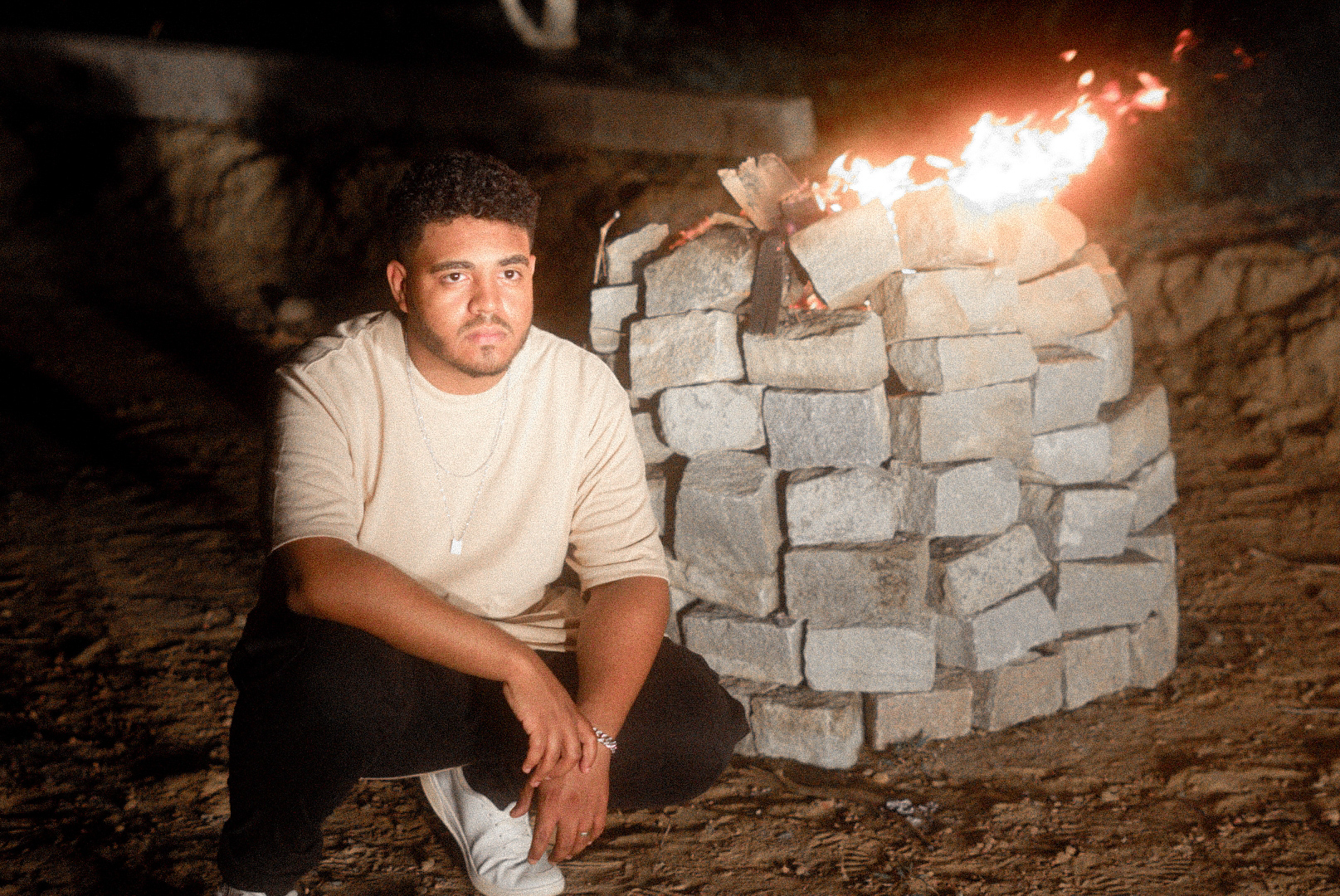 Silas Magalhães lança o single e o videoclipe de “Fogo”