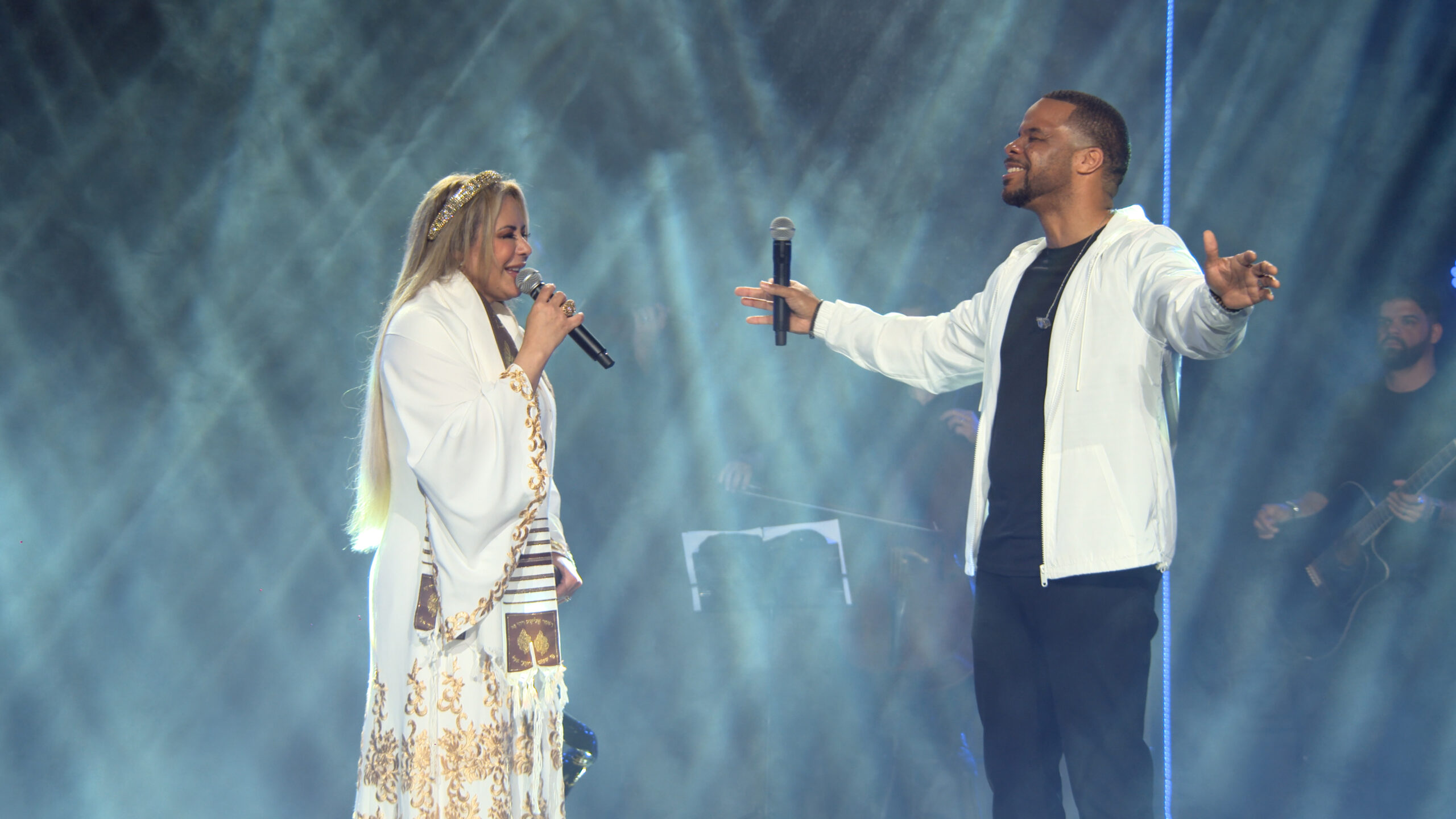 Virgínia Arruda lança a canção “Holy” com a participação especial de Michael Bethany, da Gateway Worship