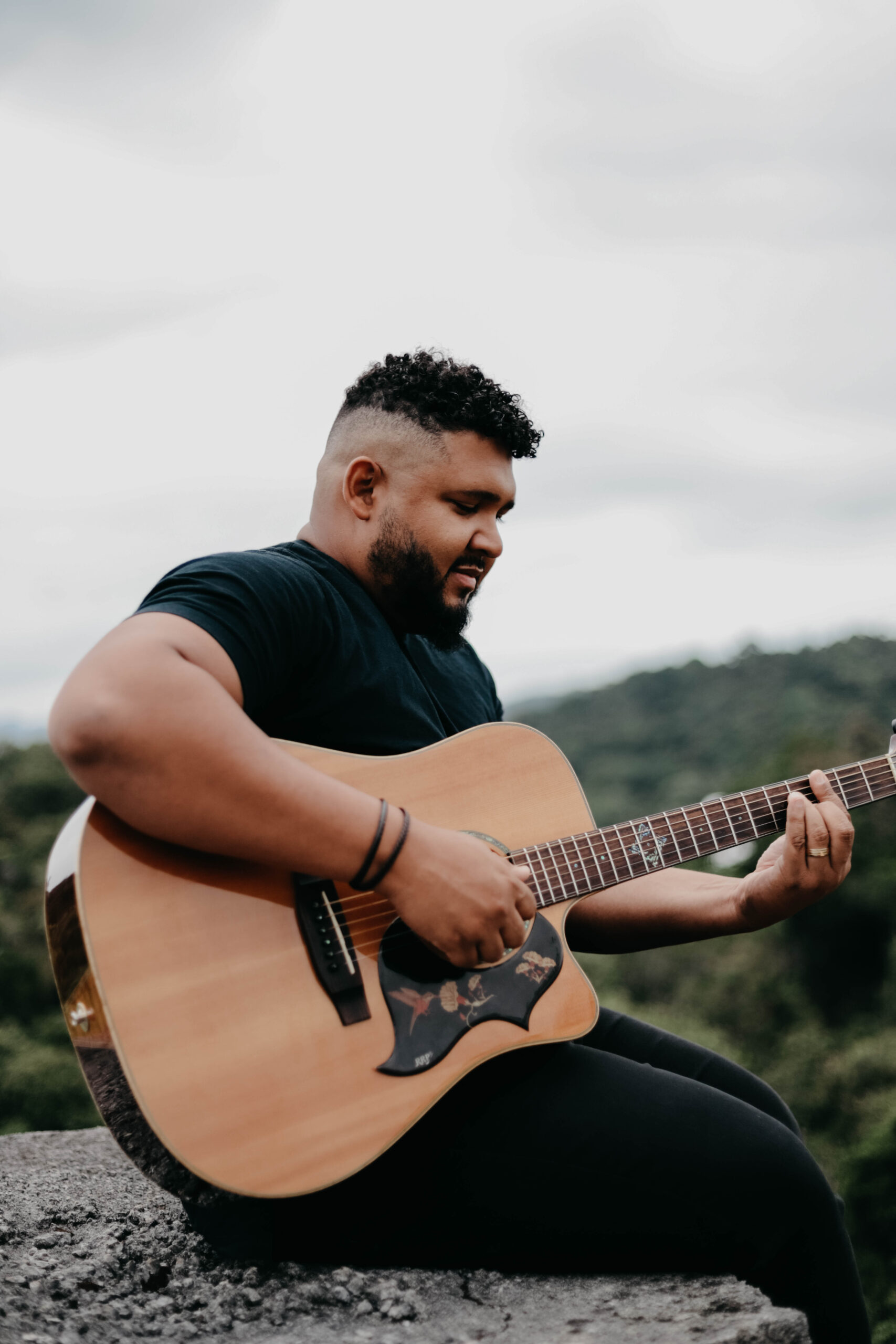 O CANTOR ISRAEL SALAZAR APRESENTA A MÚSICA E O VIDEOCLIPE DE “FALA”