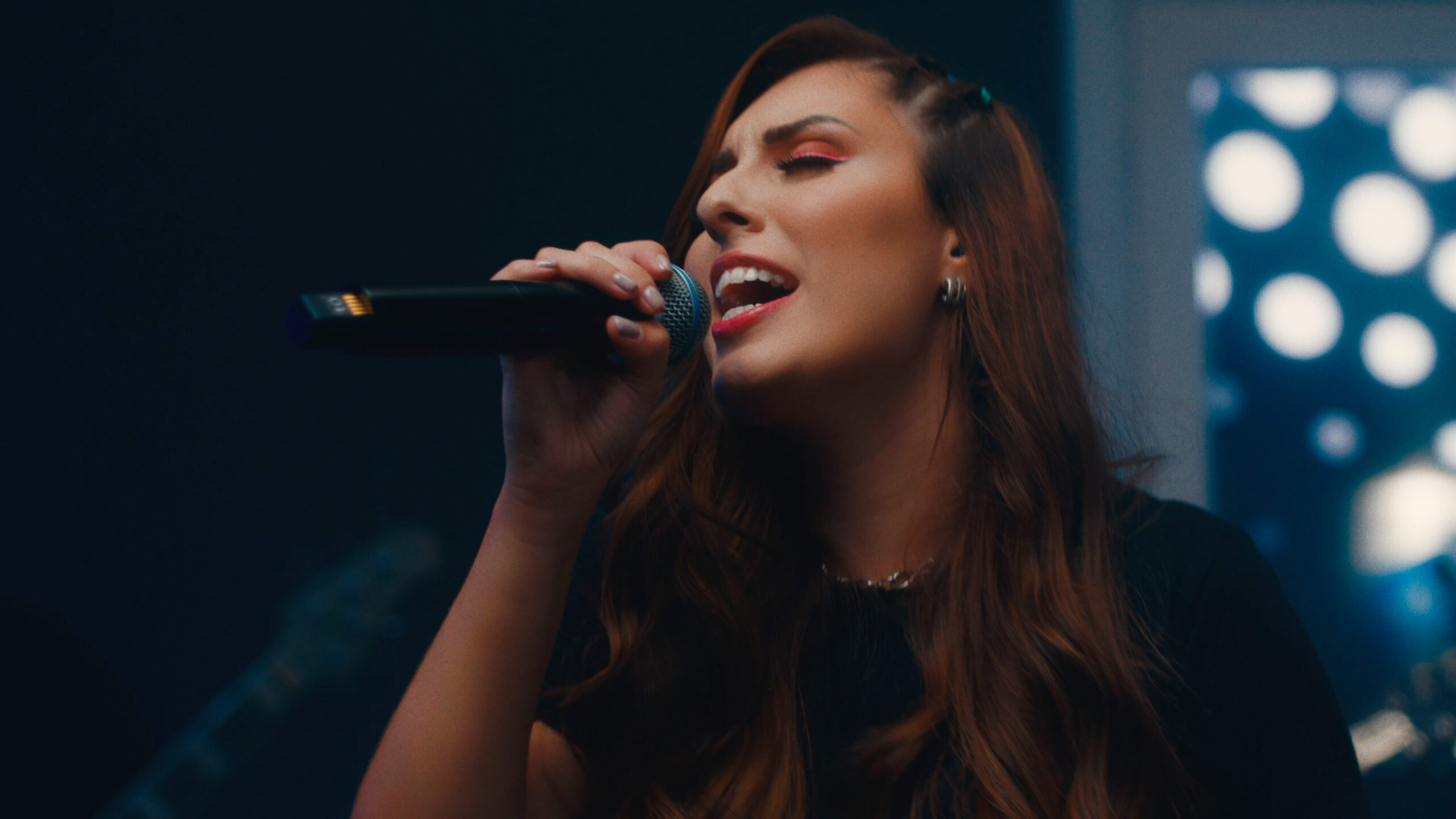 No estilo pop, Thaiane Seghetto surpreende com o lançamento do single “Vida”