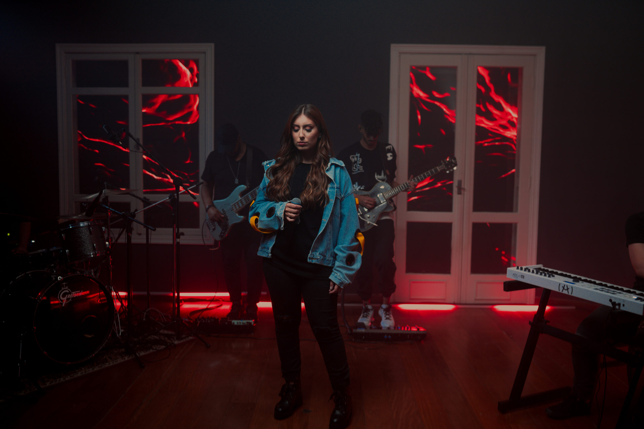 Em nova fase, Thaiane Seghetto apresenta “Incendeia”