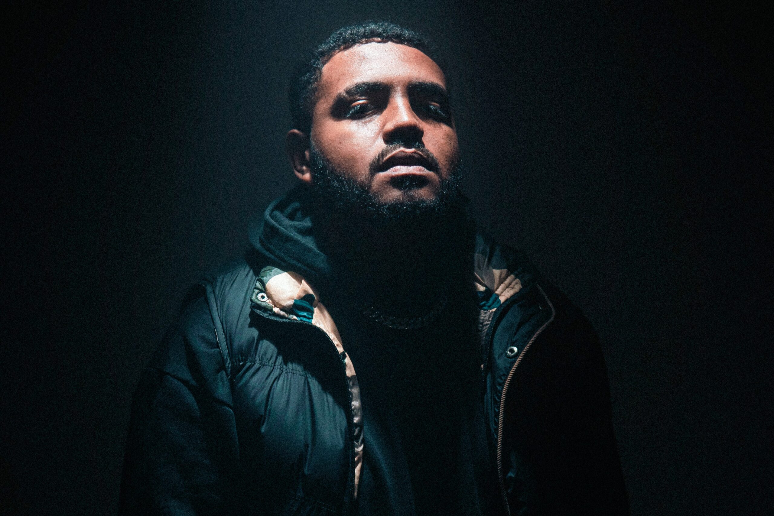 Silas Magalhães investe no trap melódico no single “Modo Avião” pela Sony Music