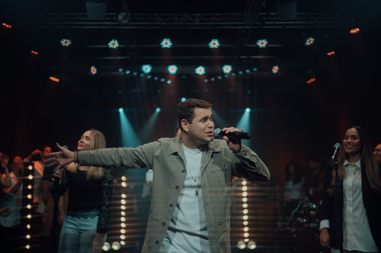 Eclético, Cleber Munhoz investe no worship na canção “Fonte de Vida”