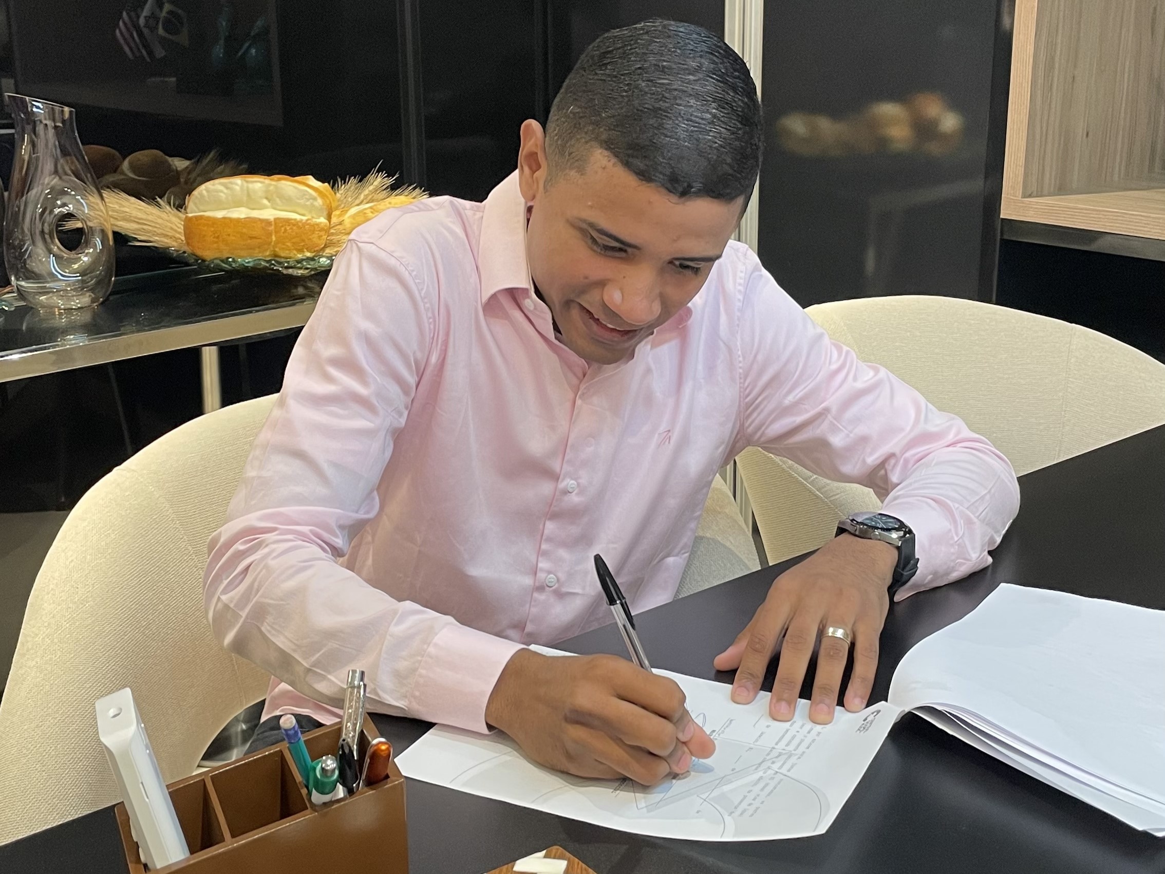 Diretamente de Pernambuco, Breno chega à Central Gospel Music como a nova promessa da música pentecostal