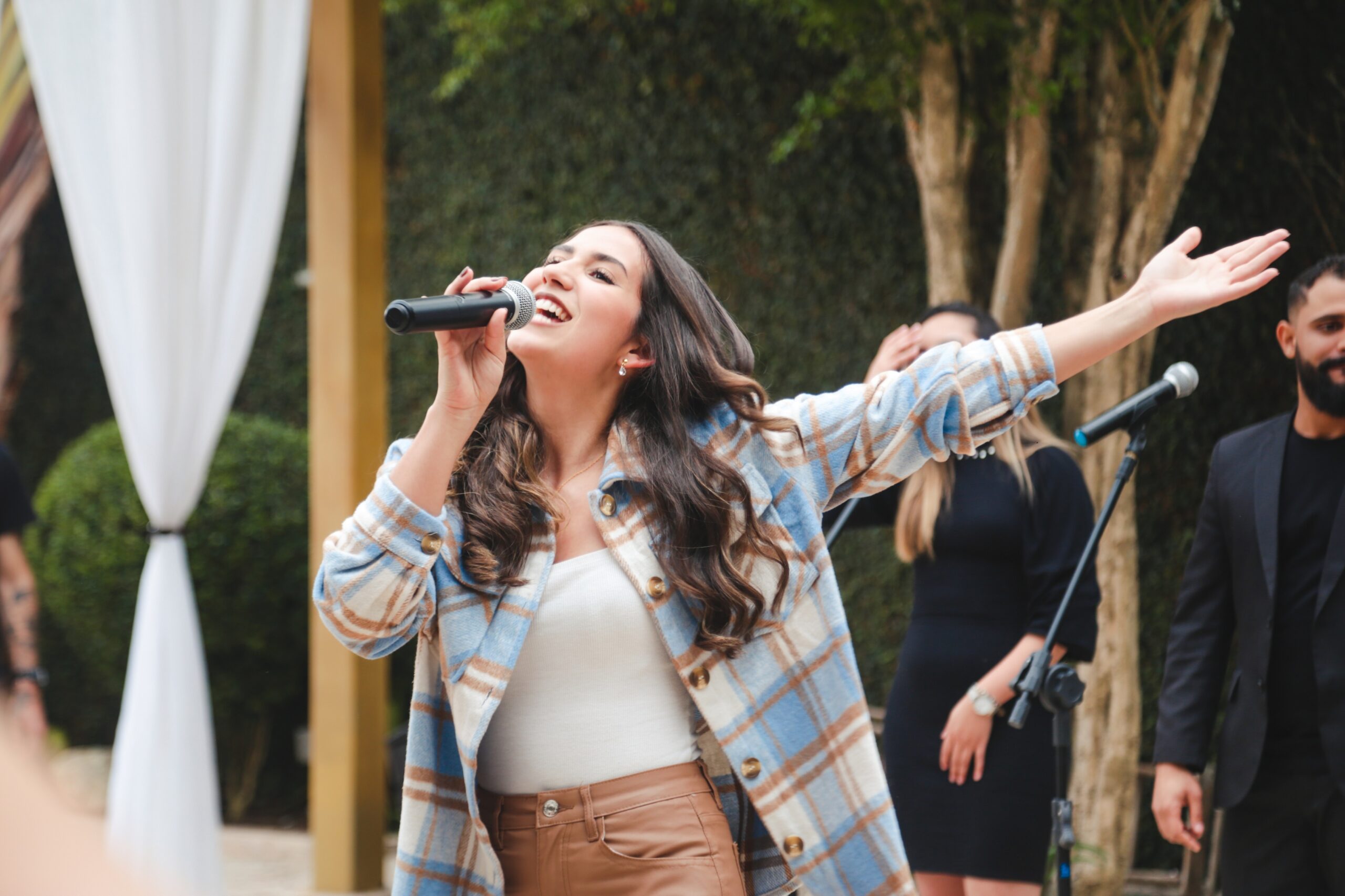 Larissa Lacerda lança a canção “Grande é o Senhor” e disponibiliza clipe no YouTube