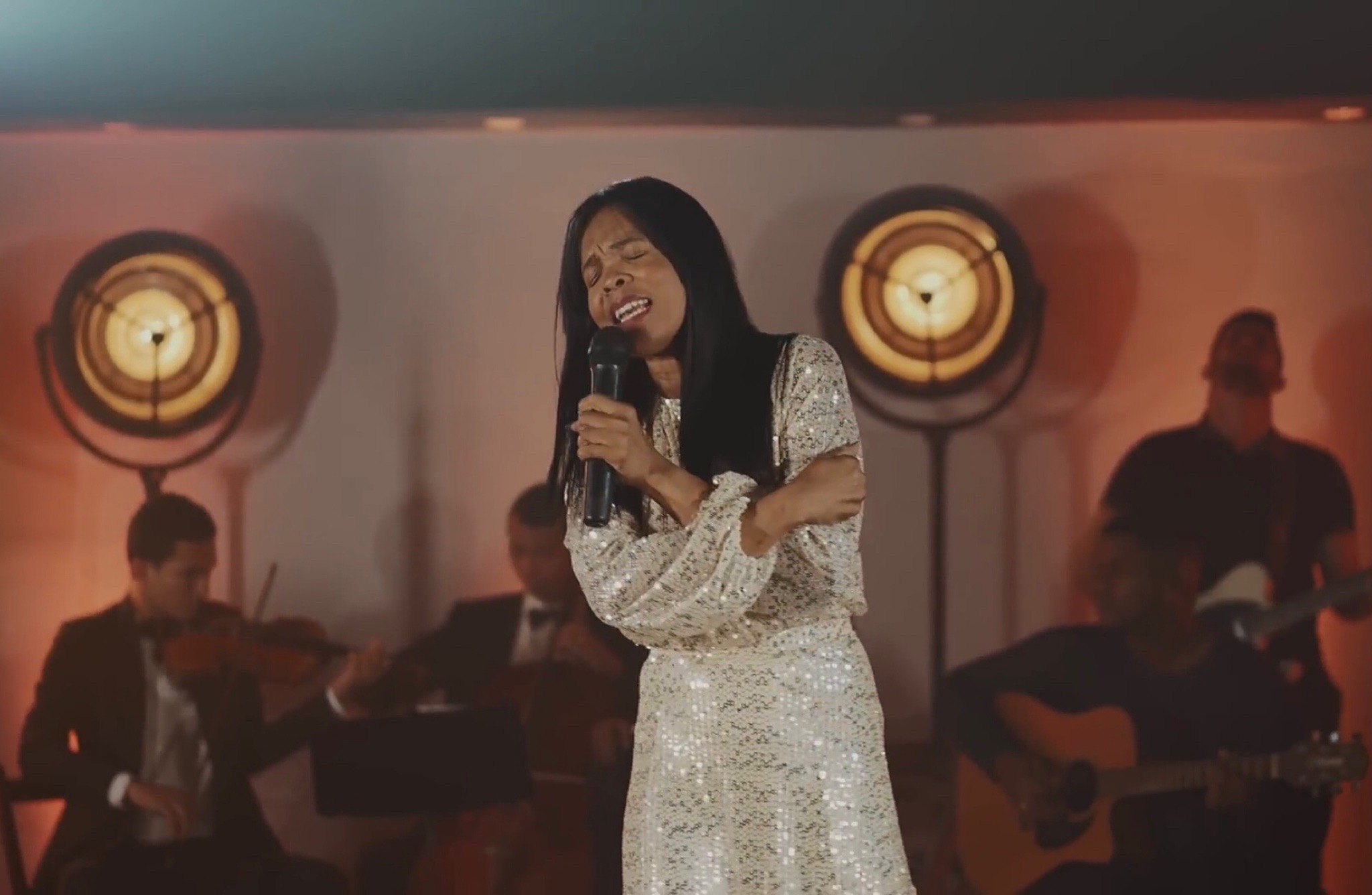 Vera Schweizer lança novo single ‘Filho sou Eu’ para tocar corações