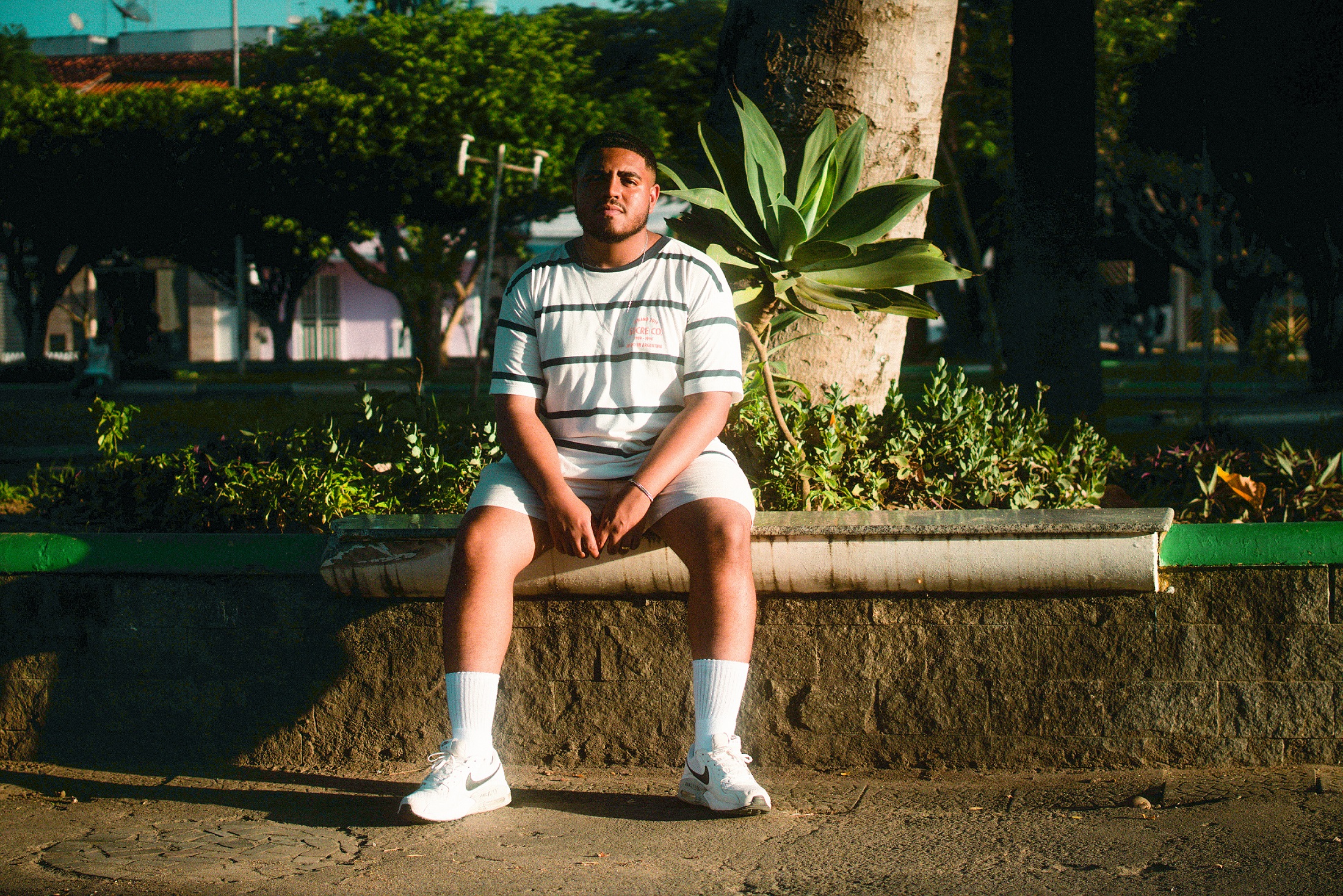 Silas Magalhães une trap e pagode em seu novo single “Fim de Tarde”