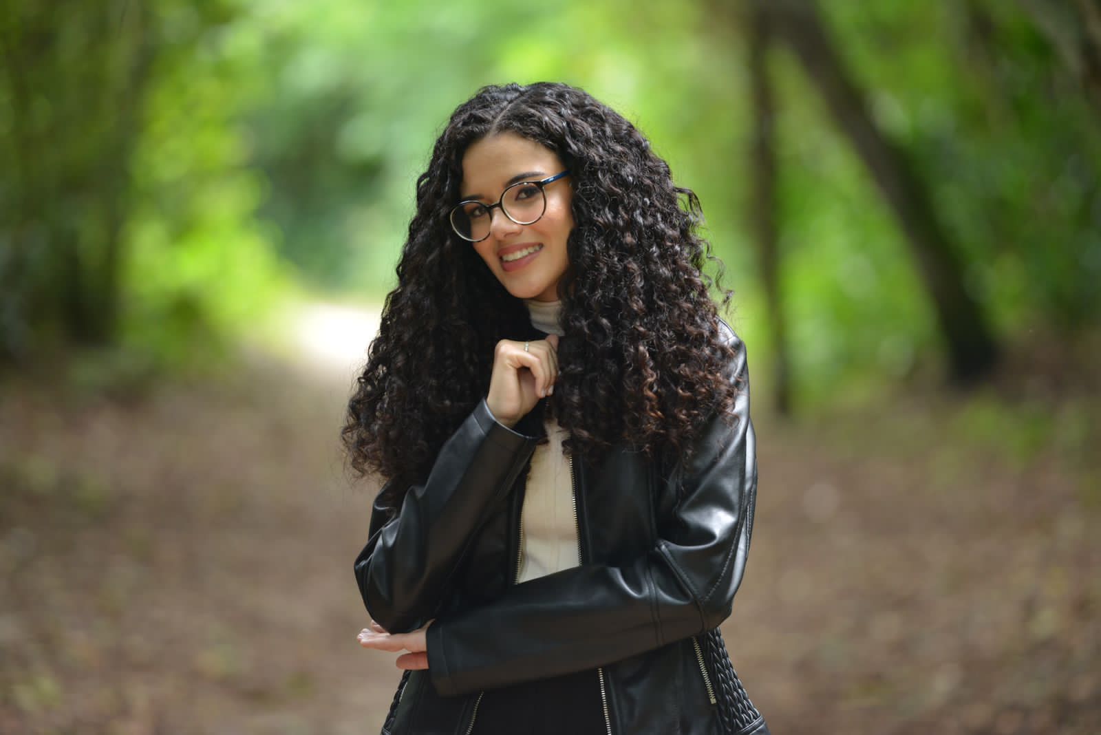 Clara Lozano faz sua estreia no cenário musical com o single “Livres Pela Graça”