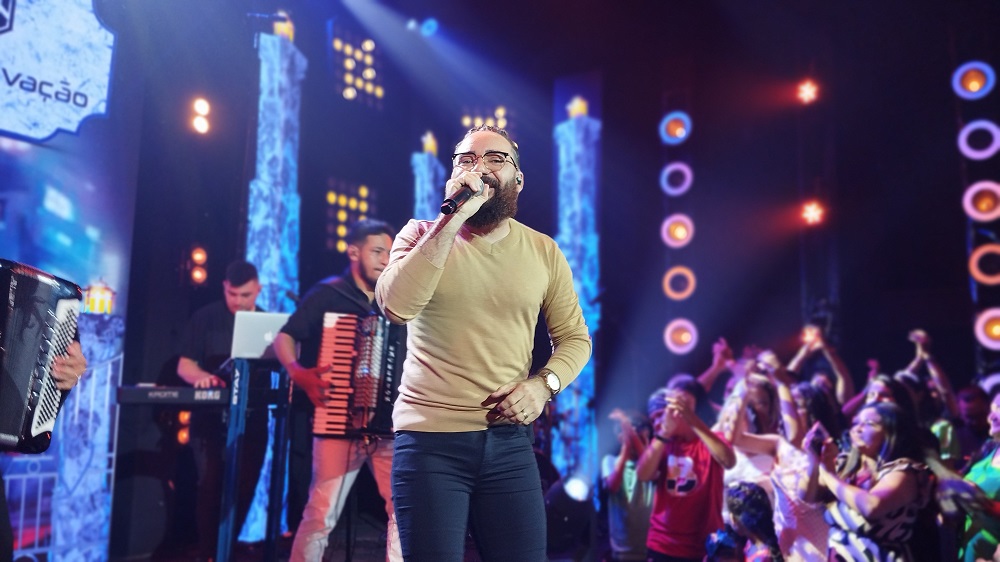 Cantor Jhonny Salvação grava DVD em Fortaleza após assinar com Universal Music