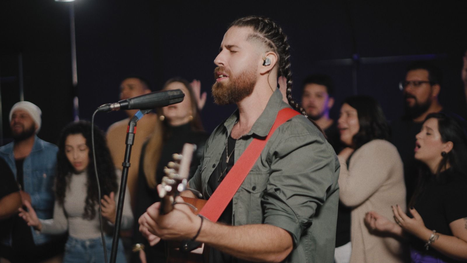 Geisson Augusto aposta no estilo worship e lança a canção ao vivo “Em Chamas”