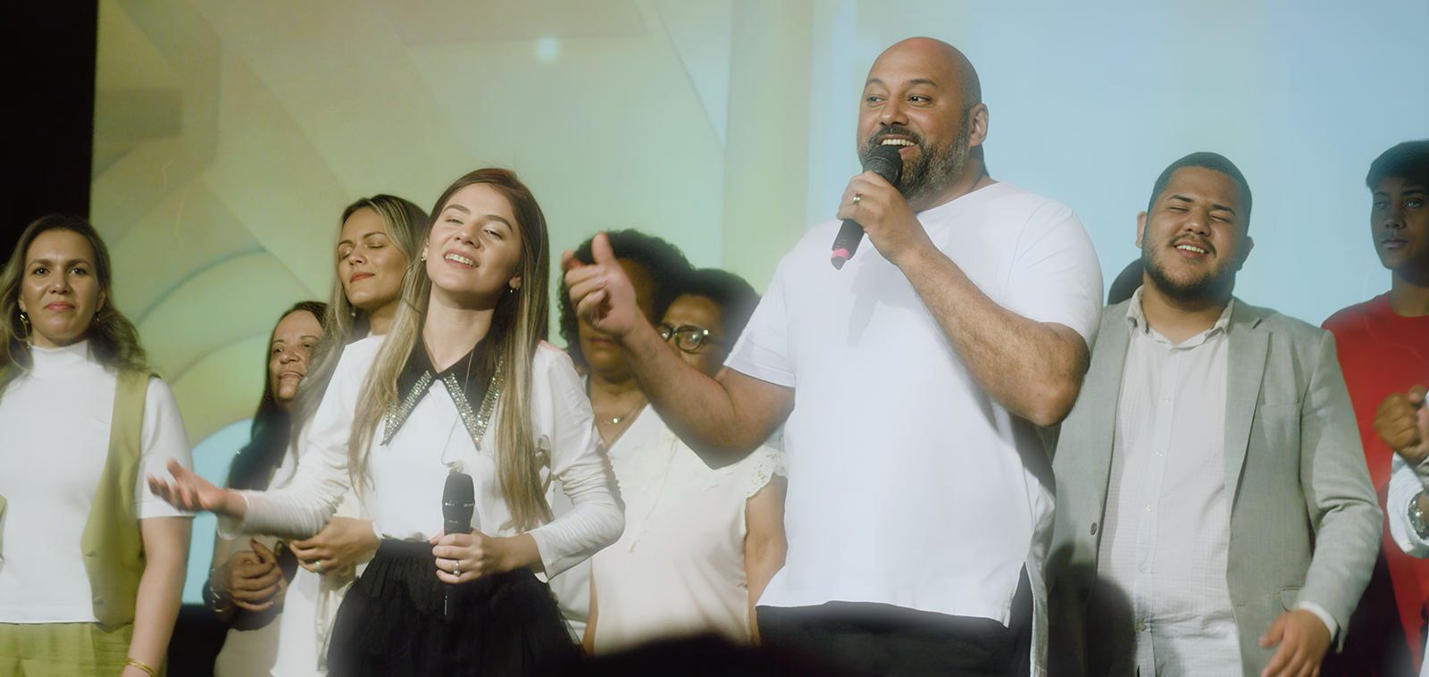 Dando sequência ao projeto de 20 anos, Gabriela Rodrigues lança o single “Dai Glória a Deus”