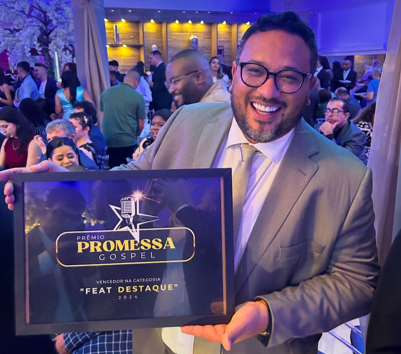 Cantor Everton Mestre recebe o Prêmio Promessa Gospel 2024 na categoria “Feat Destaque do Ano”
