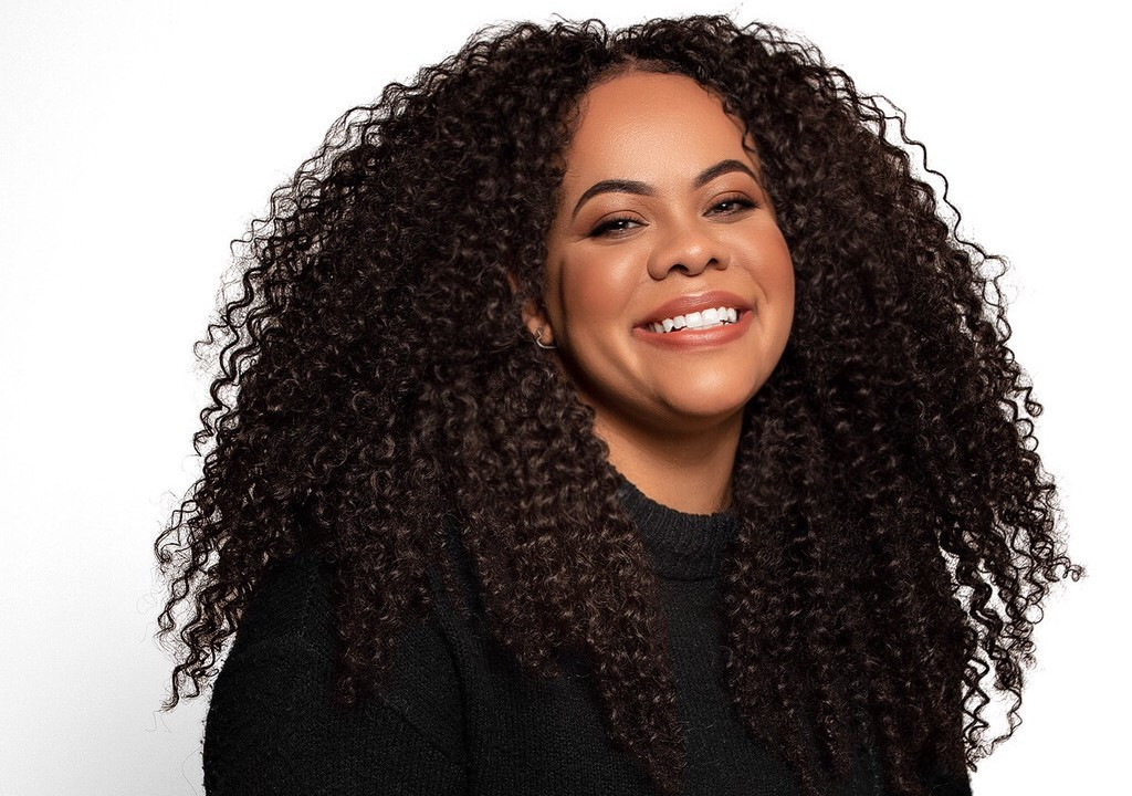 Artista da C Music, Sarah Fernandes une o pop-rock e o pentecostal em seus projetos