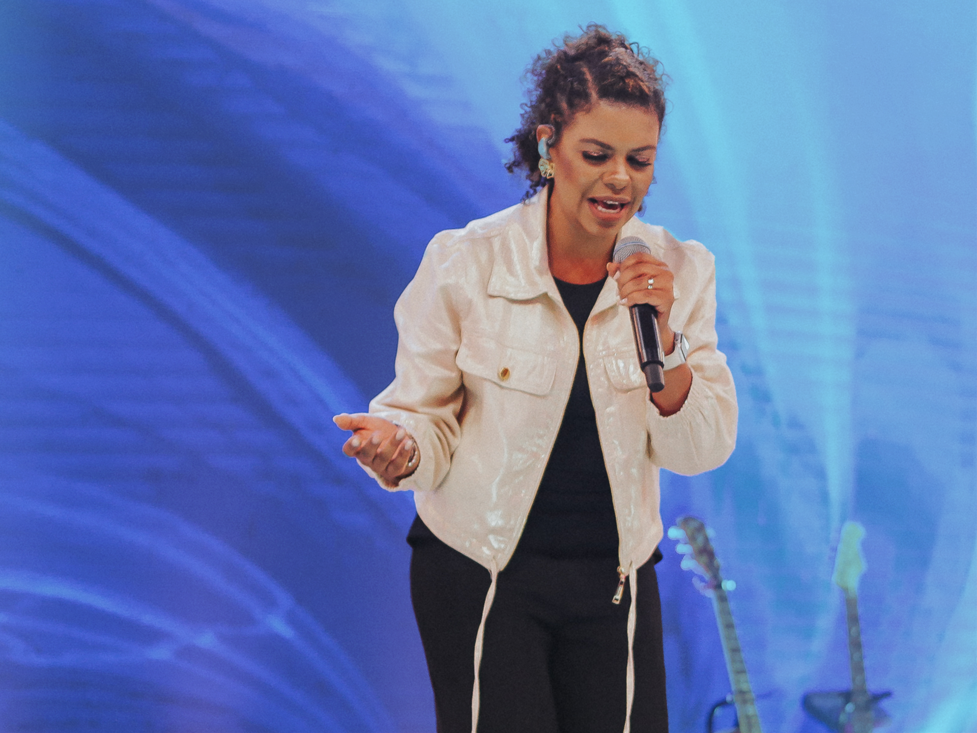 Nívea Soares apresenta o single “Abre os Selos”, que dá título ao seu novo projeto ao vivo