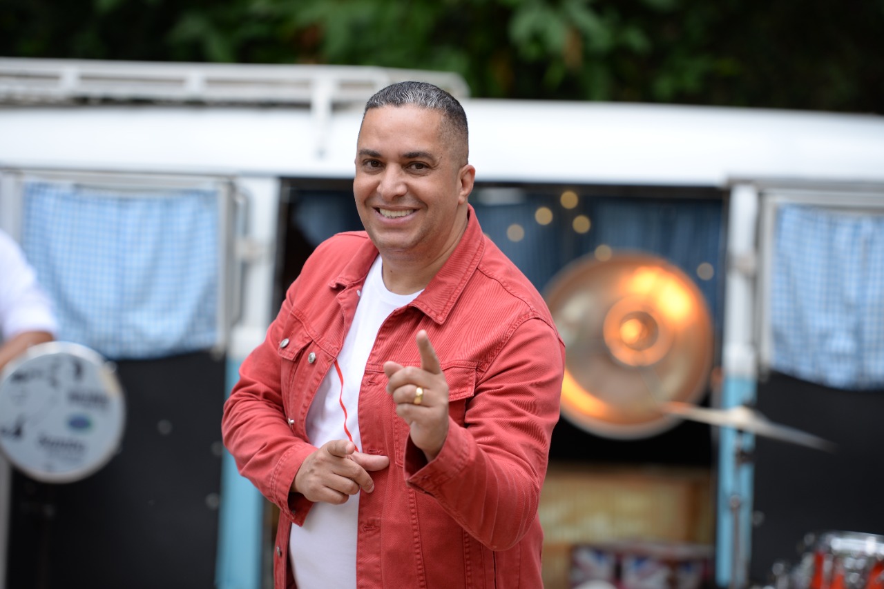 Pioneiro no pagode e samba gospel, Waguinho estampa a 1ª capa da playlist “Pa God”, do Spotify