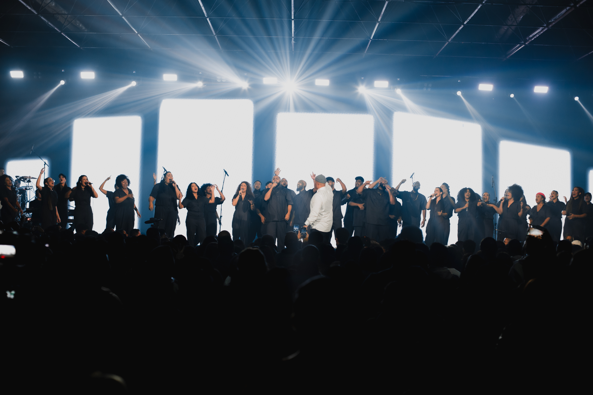 O grupo One Service apresenta o álbum “One Vision” e o clipe de “Fará Outra Vez”
