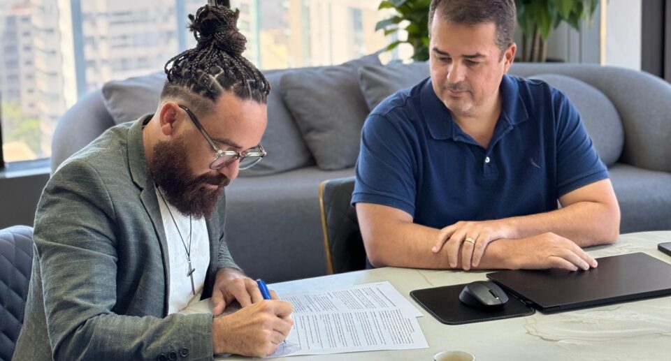 O cantor Jhonny Salvação assina contrato com a agência Criative Music. Foto: Criative Music.
