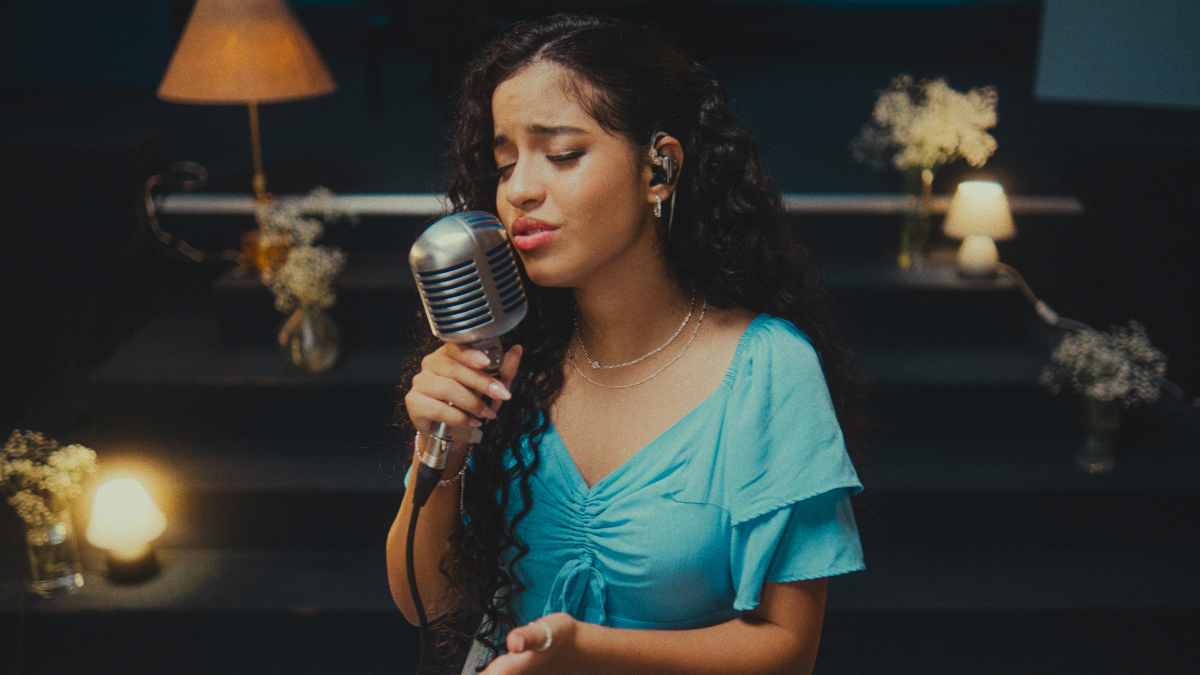 Gaby Cardozo apresenta a canção “O Céu é o Seu Lugar (Ao Vivo)”