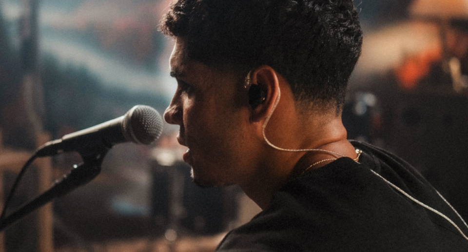 Igor Roque apresenta o single e clipe de “Não Mereço Esse Amor / Live Session Acoustic”