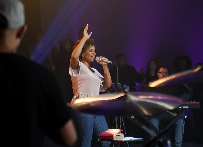 Nívea Soares lança o medley “Digno de Tudo + Te Exaltamos”, versão de hit da Bethel Music