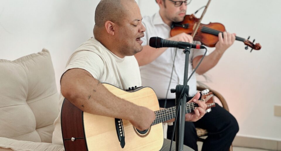 O cantor Gabriel Augusto. Foto: Heyshila Sales Fotografia.