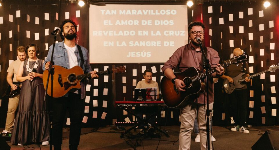 Os cantores Carlinhos Falsetti e Rapha Sousas. Foto: Divulgação.