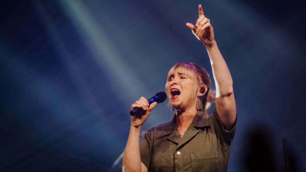 Kim Walker-Smith confirma três shows no Brasil 