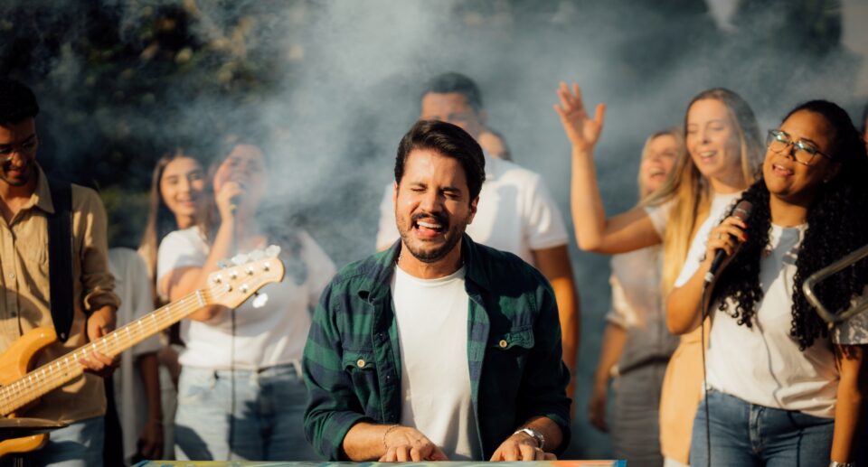 Gabriel Guedes segue na linha pop em sua nova canção “Me Alegrar”