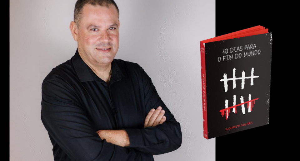 O pastor e escritor Richarde Guerra e o livro "10 Dias para o Fim do Mundo". Foto: Divulgação.
