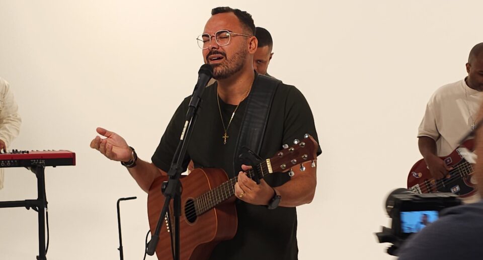 O cantor e compositor Thiago Augustho. Foto: Divulgação.