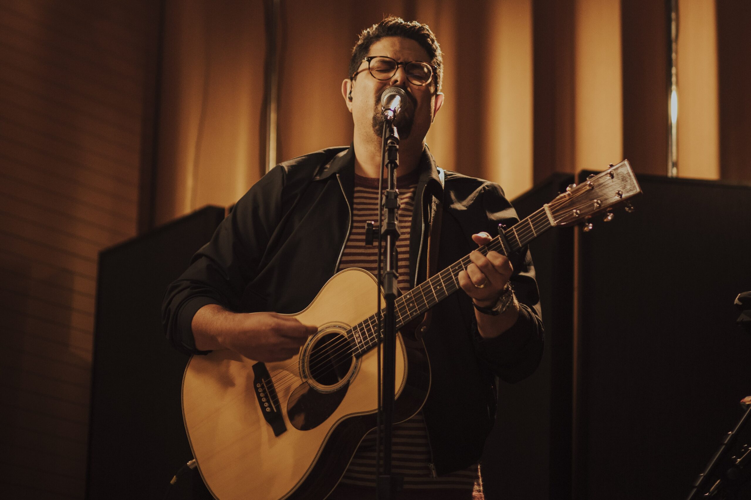Fred Arrais lança “Que o Nosso Som Acenda a Luz”, faixa de estreia do projeto “Live in SP”
