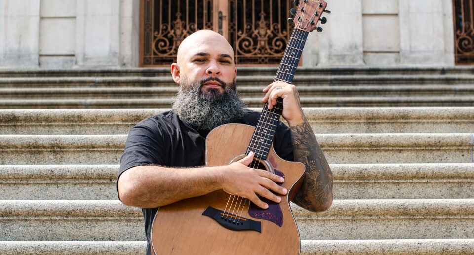 O cantor Vitor Teixeira. Foto Pâmela Michele.