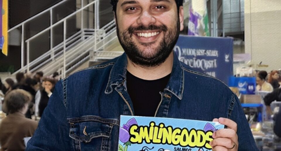 O ilustrador Isaque Arêas na FEFICC 2025 com o livro Smilingoods. Foto: Lucas Moraes.