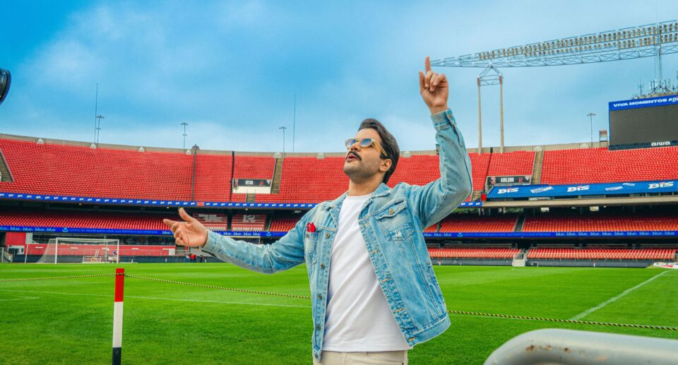 Gabriel Guedes apresenta o EP “O Amor Que Encontrei”, com clipe gravado no Estádio do MorumBis