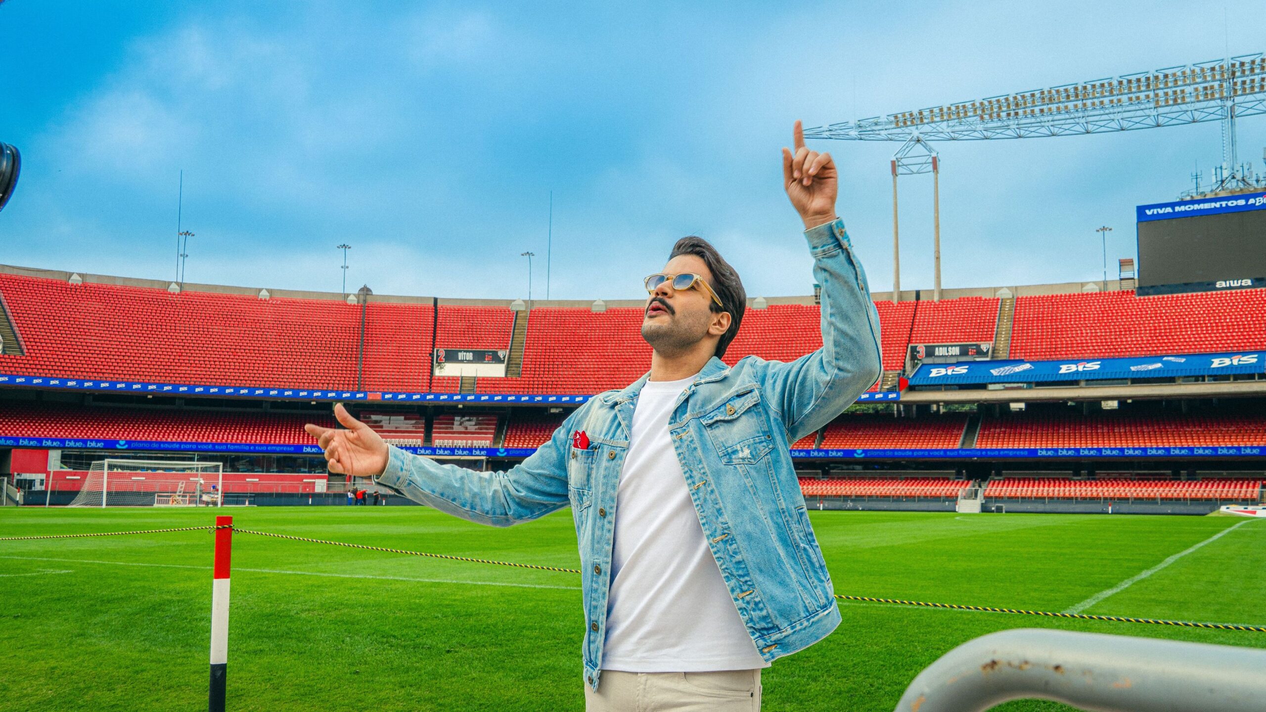Gabriel Guedes apresenta o EP “O Amor Que Encontrei”, com clipe gravado no Estádio do MorumBis